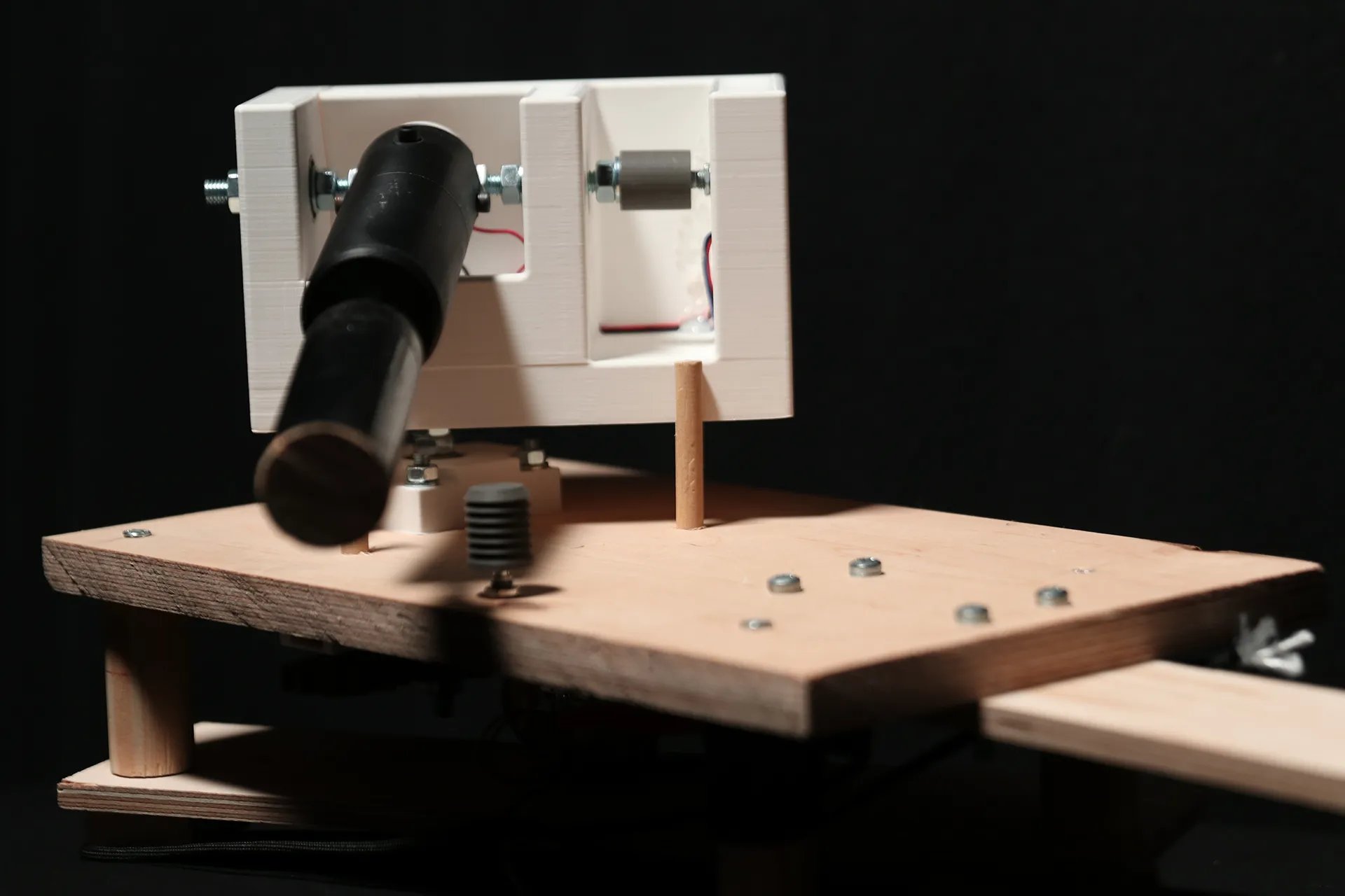 Manubrio's handlebar, mounted on a white box at the end of a wooden board